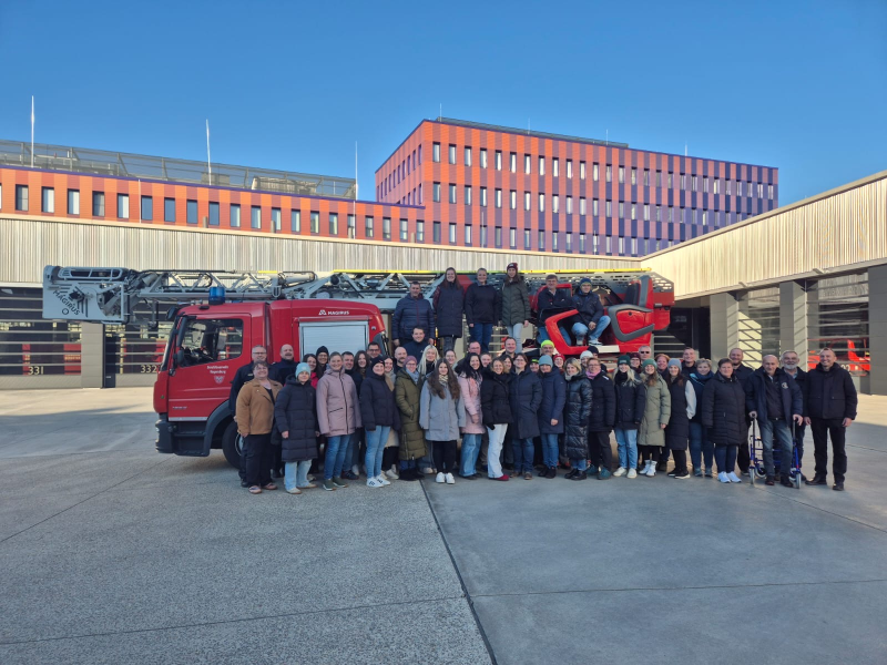 Das Gruppenbild Brandschutzerzieher aus der ganzen Oberpfalz auf der Drehleiter der Berufsfeuerwehr Regensburg
