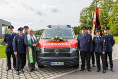 Mannschaftstransportwagen der FF Hammerles in Frontansicht mit zahlreichen Gästen ringsherum