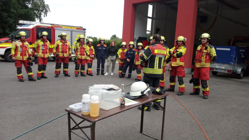 Andreas Holfelner erklärt die Zusammensetzung des Löschschaums