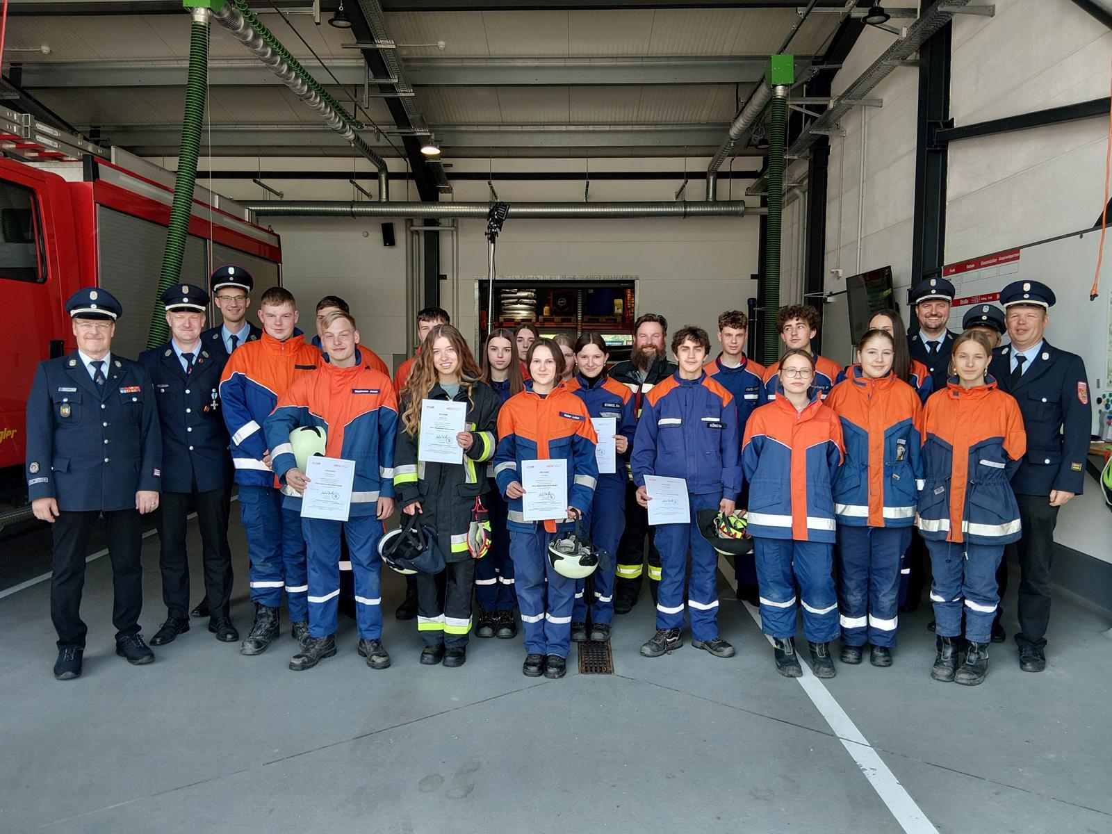 Teilnehmerinnen und Teilnehmer der MTA Zwischen  und Abschlussprüfung am Feuerwehrgerätehaus Floß mit den beteiligten Feuerwehren Floß, Flossenbürg, Georgenberg/Neuenhammer, Waldkirch, Püchersreuth, Wurz und Windischeschenbach, den Kreisbrandmeistern Michael Roith, Dominik Lang und Alexander Klettner sowie den Ausbildern und Prüfern.
